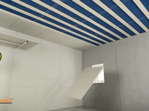 Pose Fermacell plafond : installation de plaques sur une structure en bois et isolant bleu.