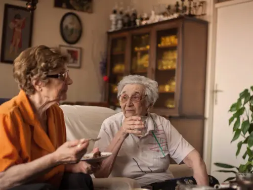 Jak rozmawiać z seniorami? Angażujące tematy i rady eksperta