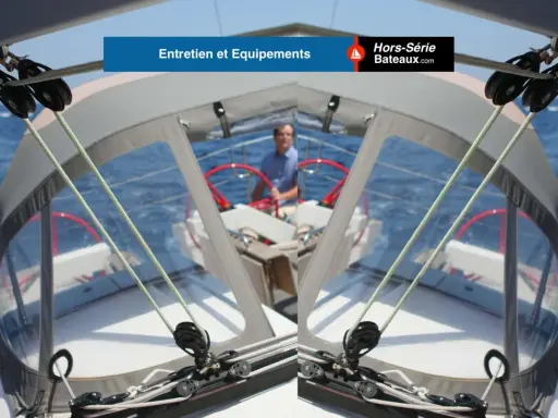 Vue depuis le cockpit d'un voilier, avec un homme au gouvernail. Les cordages et poulies sont visibles, prêts pour une navigation. L'équipement VHF ASN est essentiel pour la sécurité.