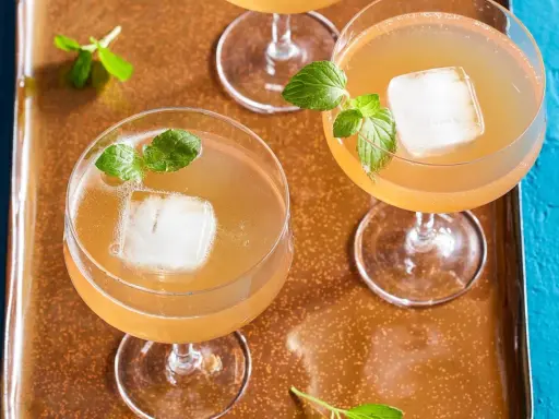 Erfrischende Cocktails mit Eis und Minze, wie ein old cuban ihn genießen würde.