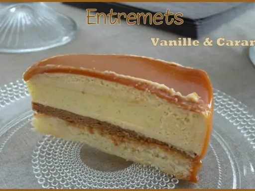 Tranche d'entremets vanille & caramel, un délice facile à réaliser.