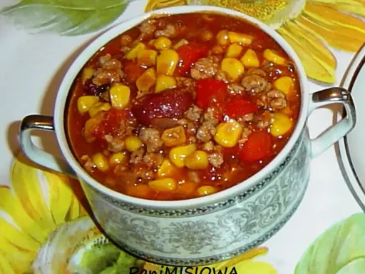 Pyszne chili con carne przepis: sycące danie z mielonym mięsem, fasolą, kukurydzą i pomidorami w bogatym sosie. Idealne na chłodne dni.