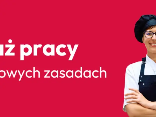 Uśmiechnięta osoba w stroju kucharskim, z napisem "Staż pracy na nowych zasadach". Idealne miejsce na umowę zlecenie do stażu pracy.