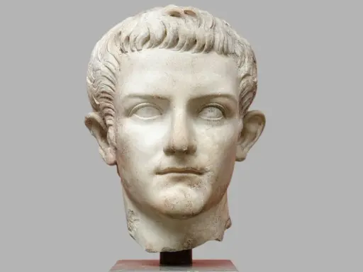 Marmorporträt eines jungen Mannes, der als Kaiser Roms identifiziert wird. Sein Haar ist kurz und wellig, die Augenhöhlen sind leer.