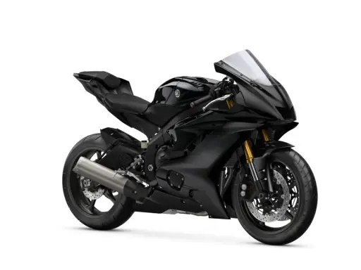 Czarny motocykl Yamaha R6, gotowy do jazdy. Zastanawiasz się, yamaha r6 ile koni mocy oferuje?