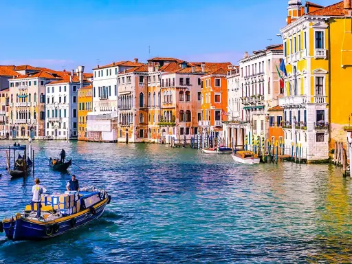 Gondole e vaporetti sul Canal Grande, un assaggio di cosa vedere a Venezia in due giorni.