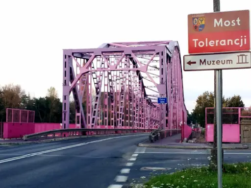 Różowy Most Tolerancji w Głogowie, jedna z głównych atrakcji miasta, prowadzi do Muzeum.