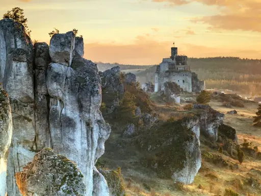 Skały i ruiny zamku na Jurze Krakowsko-Częstochowskiej o zachodzie słońca. Niezwykłe atrakcje tego regionu.