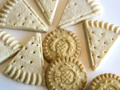 Biscuits sablés triangulaires et ronds, parfaits pour une recette shortbread. Ils sont saupoudrés de sucre.