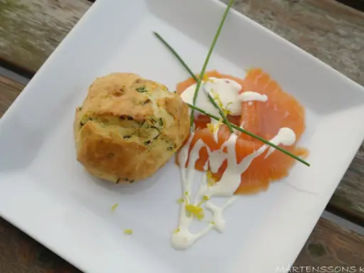 Matiga muffins med örter serveras med gravad lax, en klick gräddfil och citronzest.