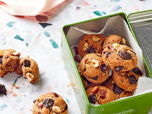 Biscuits au sarrasin, pépites de chocolat et noisettes, un délice à faible indice glycémique.