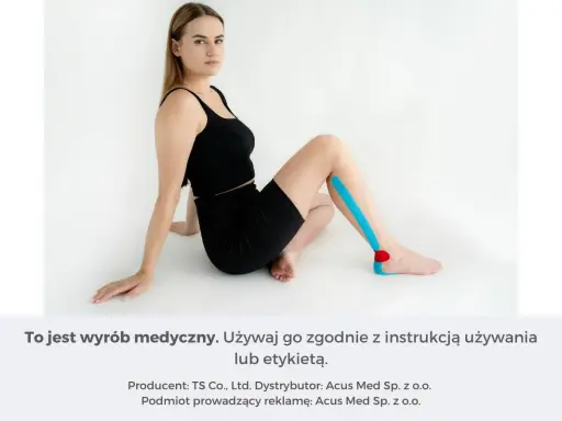 Kobieta z taśmą na łydce i stopie, wskazującą na rehabilitację nerwu skórnego bocznego uda.