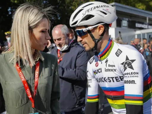 Marion Rousse spricht mit einem Radfahrer im Weltmeistertrikot.