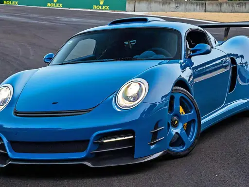 Blauer Ruf CTR3 auf Rennstrecke, ein Traumauto mit beeindruckendem Ruf CTR3 Preis.