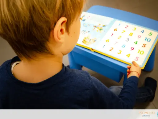 Bambino con libro di numeri colorati, parte di un test logopedia bambini.