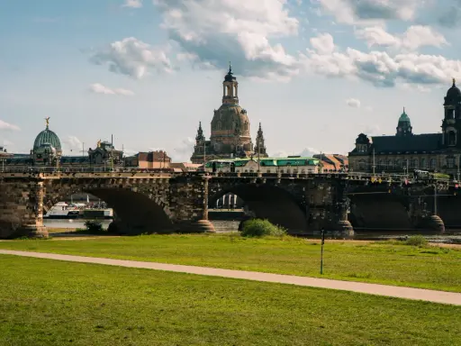 Most okazały z widokiem na zabytkową architekturę Drezna, w tym Frauenkirche. Idealna trasa spacerowa wzdłuż rzeki.