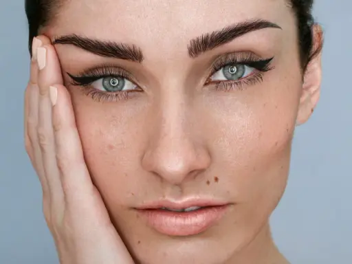 Sourcils parfaits, regard intense. La microblading durée est une technique pour des sourcils toujours impeccables.