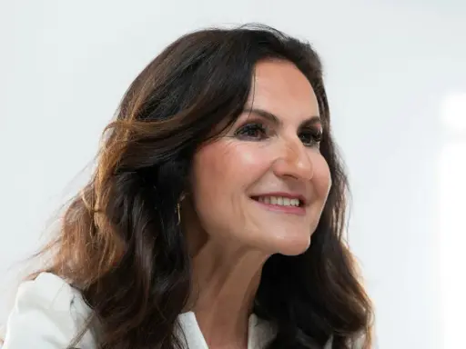 Gunilla von Platen, en framgångsrik svensk entreprenör, ler mot kameran.