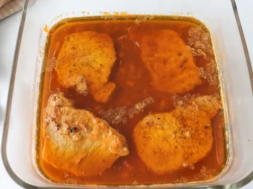 Lomo de orza en su jugo, listo para acompañar con patatas fritas o un buen pan.