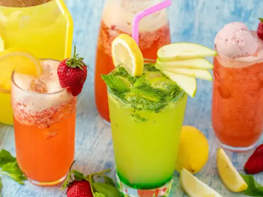 Färgglada drinkar med frukt och is. Perfekt för ett sommardrink recept.