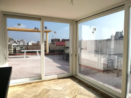Ventanas de aluminio con vistas a la ciudad. Aprende como limpiar ventanas de aluminio para que brillen como nuevas.