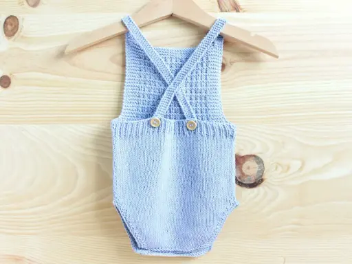 Ranita bebé dos agujas patrones. Un adorable enterito tejido a mano, perfecto para los más pequeños.