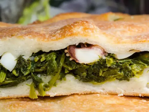 Focaccia ripiena con verdure e polpo, un'ottima idea per scoprire cosa mangiare a Gaeta.