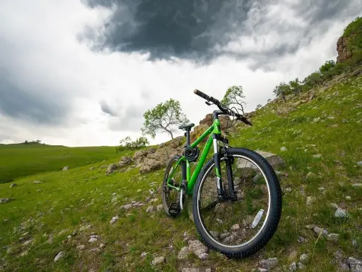 Zielony rower 26 cali na jaki wzrost? Idealny na górskie wyprawy, czeka na przygodę pod burzowym niebem.