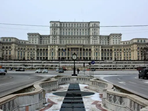 Pałac Parlamentu w Bukareszcie, imponująca budowla, którą warto zobaczyć. Zbliża się zima, a plac przed nim jest pusty.