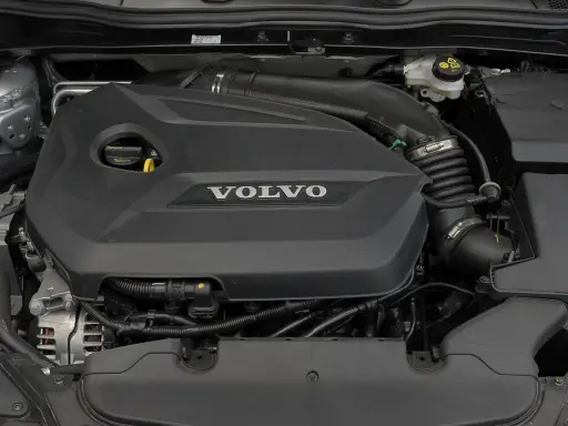 Silnik Volvo V40 D2 z widocznym logo Volvo na czarnej osłonie.