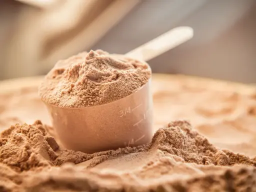 Miarka z proszkiem, idealna jako nutridrink dla osób dializowanych, tworzy małe górki na blacie.