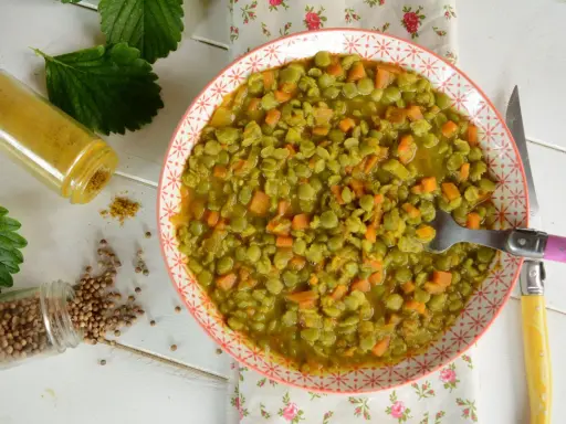 Un plat de pois cassés aux carottes, parfumé par des épices. Un délice simple et réconfortant.