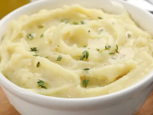 Puszyste puree ziemniaczane z gałązkami tymianku. Idealne, gdy chcesz wiedzieć, jak zrobić puree.