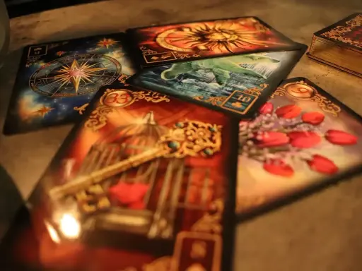 Magia kart odsłania obrazy: klucz do klatki, róże, słońce, kompas i wodę.