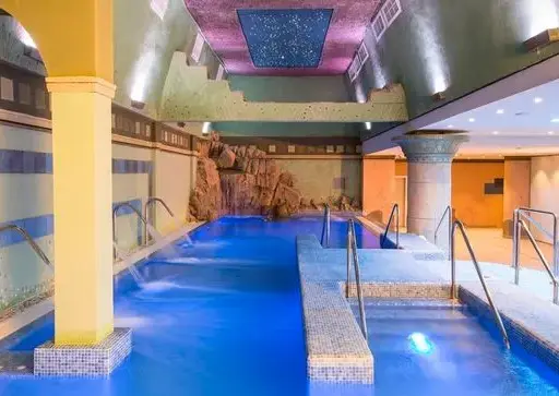 Grand Luxor Hotel: Lujo faraónico, parques ilimitados. ¿Tu oasis en Benidorm?