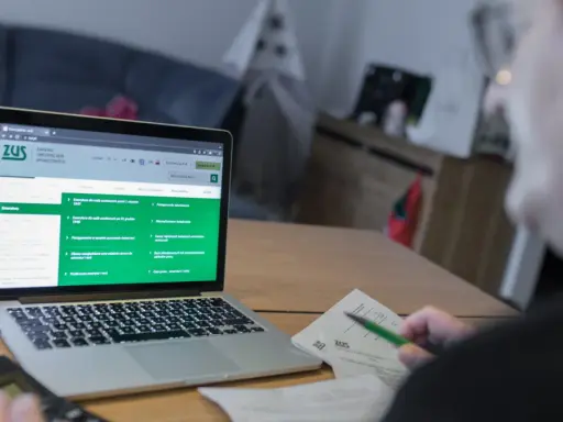 Osoba sprawdza na laptopie informacje o tym, co to jest subkonto w ZUS, przeglądając stronę internetową Zakładu Ubezpieczeń Społecznych.