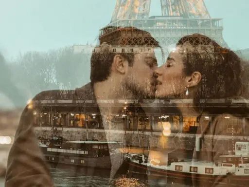 Para całująca się na tle Paryża z Wieżą Eiffla i Sekwaną.