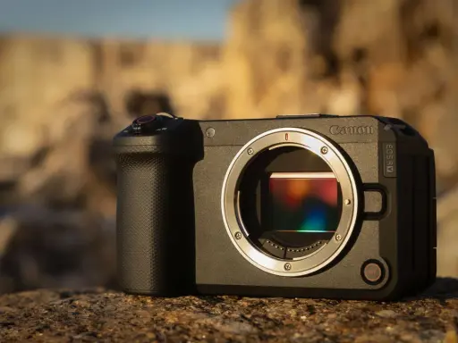 Aparat Canon EOS R V na kamieniu. Dowiedz się, jak połączyć aparat Canon z telefonem, by przesyłać zdjęcia.