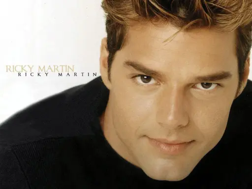 Ricky Martin, uno dei più famosi cantanti spagnoli giovani, con un'espressione intensa.
