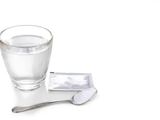 Szklanka wody, saszetka i łyżeczka z proszkiem – zestaw do walki z odwodnieniem po alkoholu.