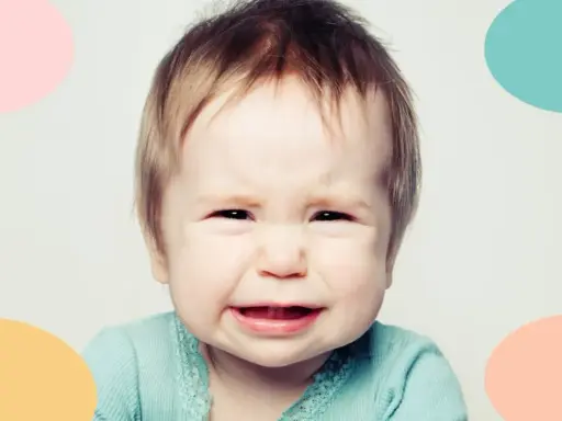 Bebé llorando, quizás experimentando la regresión del sueño de los 6 meses.