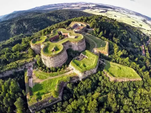 Niedzielna wycieczka na Dolny Śląsk to widok na imponującą twierdzę na wzgórzu, otoczoną zielonymi lasami.