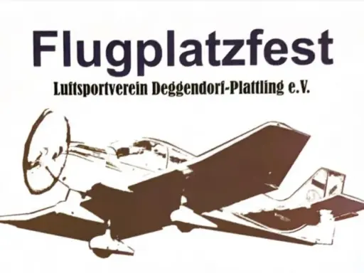 Flugplatzfest: Ein Propellerflugzeug vor dem Schriftzug des Luftsportvereins Deggendorf-Plattling e.V.