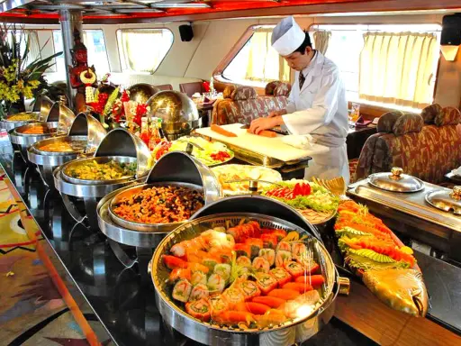 Buffet di sushi e piatti caldi su una nave da crociera. In crociera si paga il cibo, ma l'abbondanza è garantita.