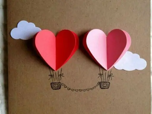 Due cuori a mongolfiera, perfetti per la festa della mamma lavoretti creativi. Nuvole bianche e un filo di cuoricini completano il disegno.