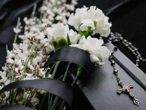 Jak wygląda pożegnanie przed kremacją? Kompletny przewodnik