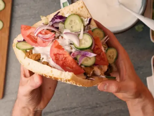 Kebab w bułce: 700-1000 kcal! Jak jeść i nie żałować?