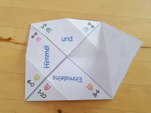 Ein selbstgebastelter Schnapper mit Zahlen und Begriffen wie "Himmel" und "Einmaleins".