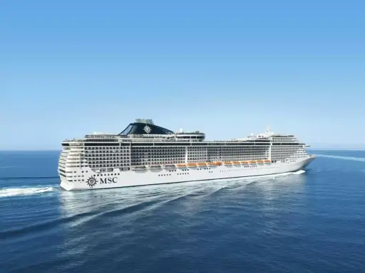 La MSC Divina solca il mare blu. La sua impressionante lunghezza promette un viaggio indimenticabile.