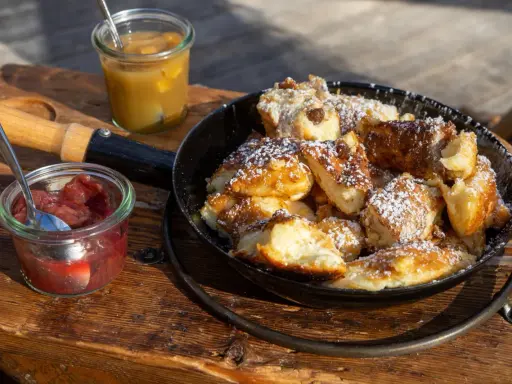 Kaiserschmarrn mit Puderzucker und Apfelmus. Die Kaiserschmarrn Kalorien sind es wert für diesen Genuss!